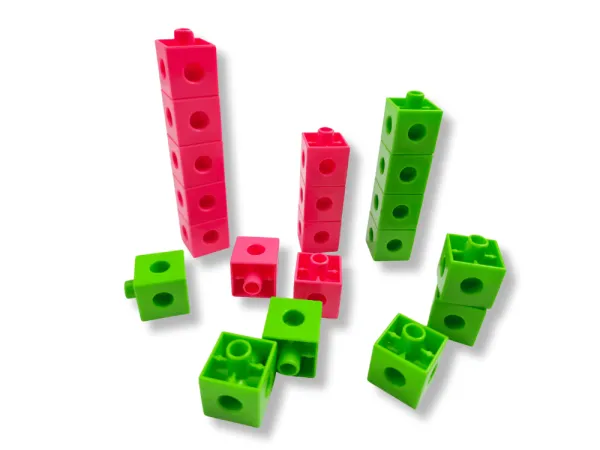 Cubos ensartables y material manipulativo